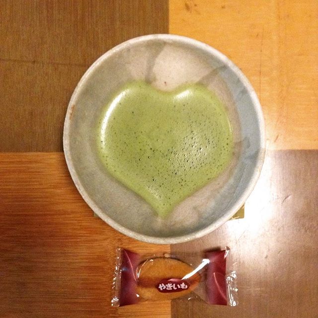 はじめてであれば、気合いを入れるもの。わざわざ茶の間で初めて使うハート抹茶碗。口当たりが他の抹茶碗と違うなぁ♪  #お茶の時間 #ハート抹茶碗 #おいもさん (Instagram)