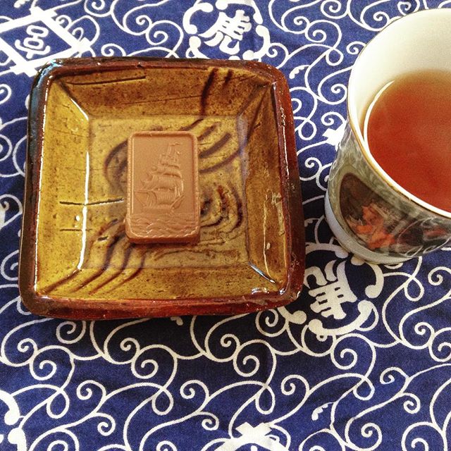 上等なティーバッグのダージリンティーを淹れて、貰ったお菓子の包装袋を開けたら舟の絵が。「カティーサーク？！」 #teatime #ティークリッパー (Instagram)