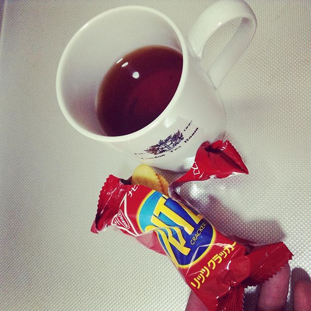 リッツとヌワラエリヤ紅茶。 #大阪府立大学 の #まちライブラリー のサロンを思い出して、宣伝してます^^; よろしく〜https://www.facebook.com/events/1266365070051008/ (Instagram)