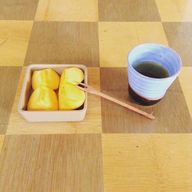 柿とほうじ茶。秋の風景。 #お茶の時間 #種ノ箱 #たまほり #大阪市 #玉造 #露地再生複合施設 #宰 #つかさ (Instagram)