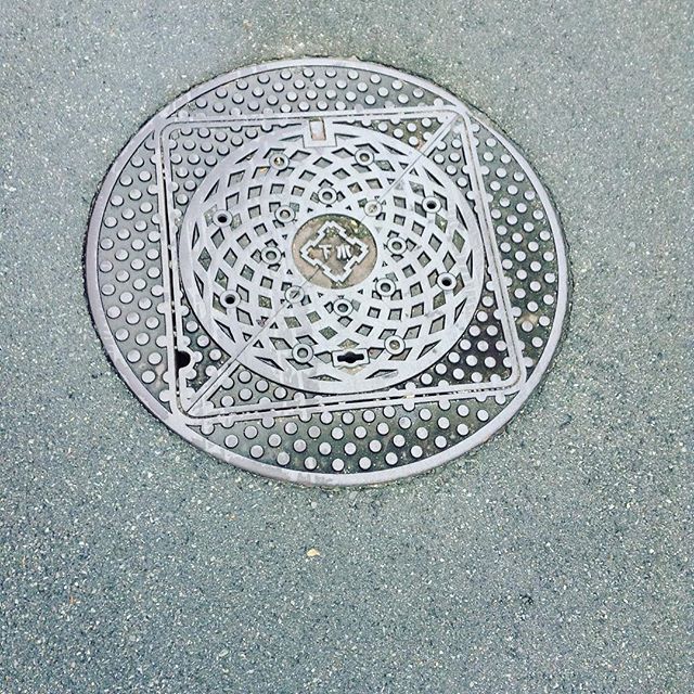 こんなのも見つけた！ #マンホール #入れ子 (Instagram)