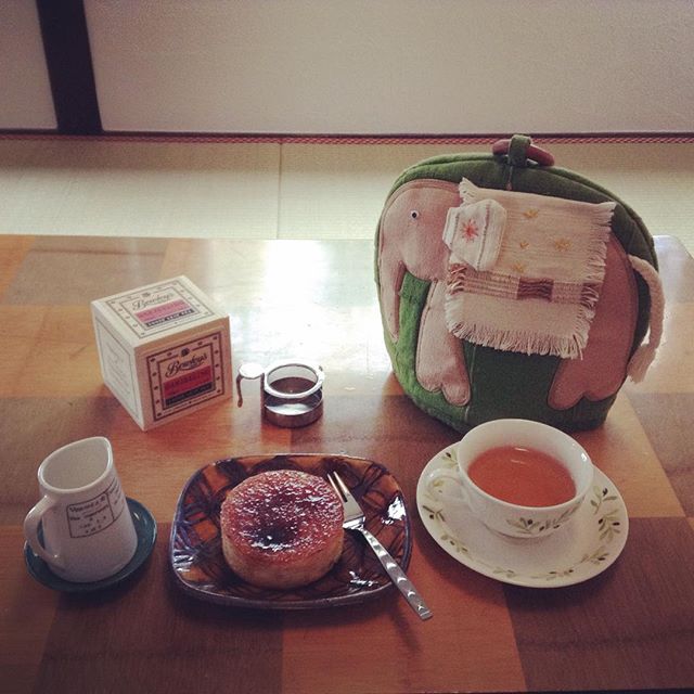 LIMITED EDITON に気付いた #ビューリーズ の #ダージリン 。氷のように堅い表面を割って食べるスイーツと。 #teatime #bewleys #darjeeling (Instagram)