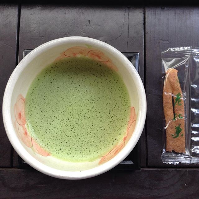 伊丹に行ったら酒蔵なのでしょうか？酒粕が入った松葉。酒粕老松葉だって。二軒茶屋ならぬ二つ茶屋さんのお菓子。 #お茶の時間 #老松酒造 #酒粕 #二つ茶屋 (Instagram)