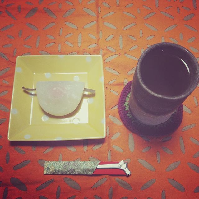 いつもなら水玉にしか見えないのに雪が舞うのをはっきりと思い出せる日。花びら餅をいただいて笑顔がほころぶ幸せ。 #お茶の時間 (Instagram)