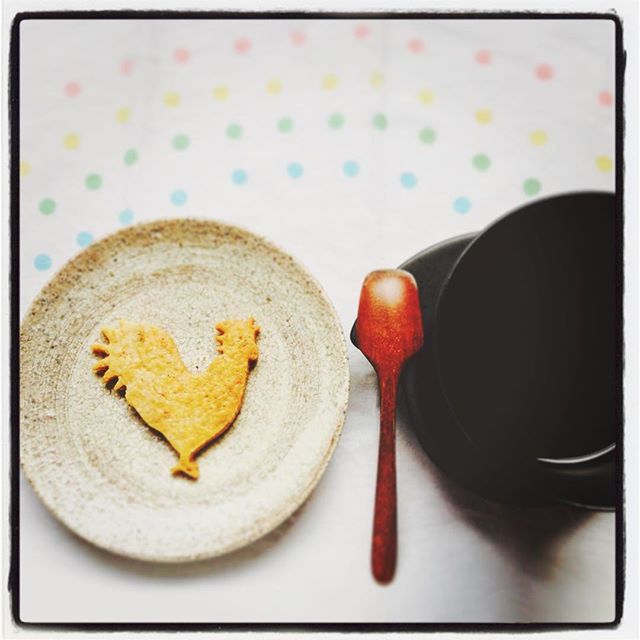 お茶を淹れるのはどうして？と自分に問うと、「味わいがあるからじゃない…」最近そう思うようになってきました。何度もなんども、あれかなこれかなって、楽しみを探すように。「丁寧に流れを作る」、酉さんが付いて来れるような、そんな一年にしたいな。今年もよろしくお願いします♪ (Instagram)