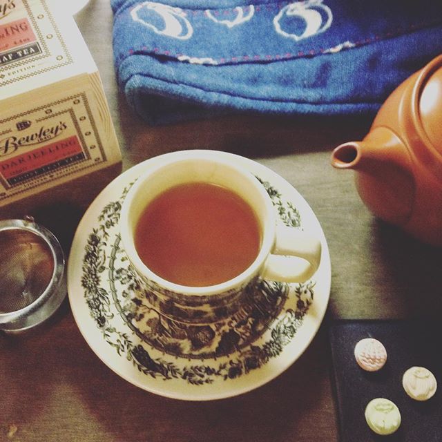 ちょっとクリアになったかな。和室でも、ゆったり紅茶飲みたいよね。 #darjeeling #bewleys #teatime #干菓子 (Instagram)