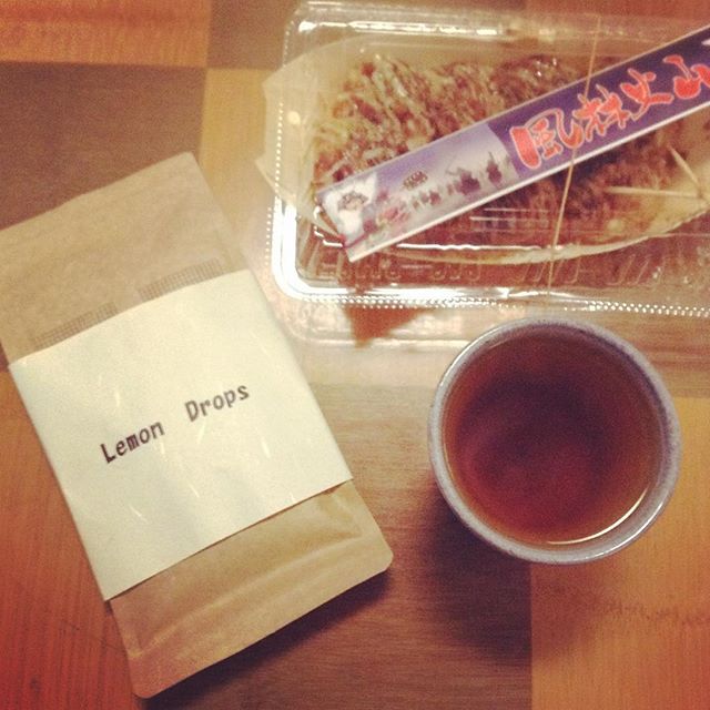 水色(すいしょく)が淡いので、レモンティーのようだねって名付けた和紅茶1種と煎茶2種のオリジナルブレンド茶。お茶で遊ぶ(*^^*) #お茶の時間 #福寿園 #京都本店 #京の茶蔵 (Instagram)