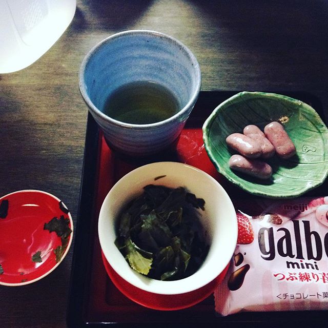 やすみやすみ飲んで、他のも飲んで、終わりにしよかと。めちゃ復元した茶っ葉。赤に合わせてイチゴチョコと。 #teatime #チョコ (Instagram)