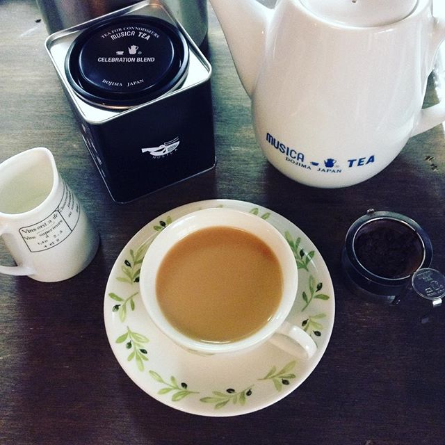 このティーキャディー、気合い入ってるよね。3杯目は濃くなったからミルクティーで。 #ムジカティー #セレブレーションブレンド #紅茶 #セイロンティー #原地詰め (Instagram)