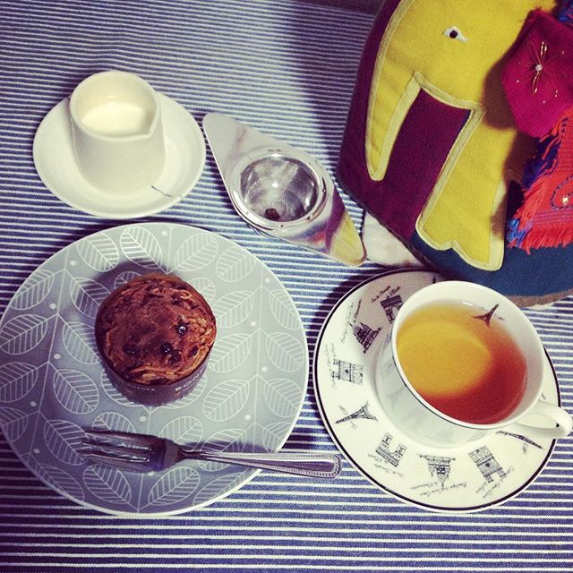 最初は知らなかったことばかり。美味しいと思ったのは、ずっとあと。これはどんなの？あっちはどんなの？それを繰り返してた。儚いお茶の世界は飲んでしまえば消えてしまうので、何度も淹れてはみるのだけど、やっぱり残る訳でもなく。そうこうしてるうちに、美味しさの記憶が残って。お菓子とお茶の組合せが楽しくなってゆき…儚いマスカテルフレーバーを感じるダージリンとチョコマフィンがいざなうちょっと特別なひととき。#teatime #darjeeling #uffu #アワヒニ #チョコ #ココナッツマフィン (Instagram)