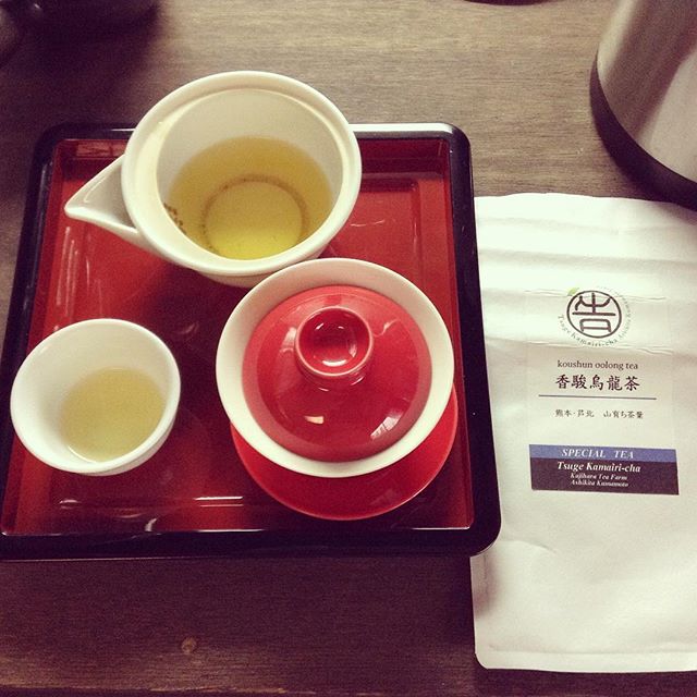 全部使い切っちゃった。その分、葉っぱ少し多めだし、チョコにも負けなさそう。今日のお茶にしよう。 #お茶の時間 #種ノ箱 #香駿 #烏龍茶 #熊本 #芦北 #告 #つげ #お茶のカジワラ (Instagram)