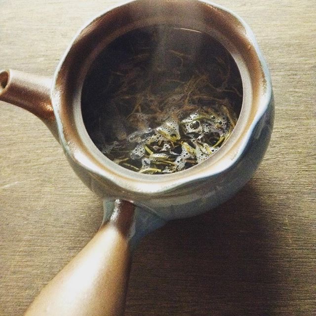 本日、節分の最後に飲みたくなったお茶は炒りたてほうじ茶。お湯を注いだ時にしゅわって音がする。 #節分 #炒りたて #ほうじ茶 (Instagram)