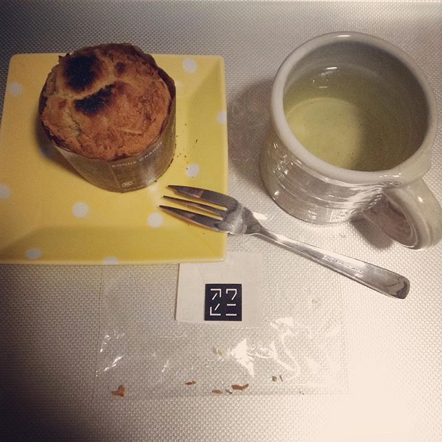 夜と朝の合間に。あっためた方が美味しいに違いない！とオーブントースターで温めたら…焦げちゃった(^_^;) でも見た目ほど悪くない♪ #米粉 #ココナッツマフィン #アワヒニ  お茶は #和束茶 (Instagram)