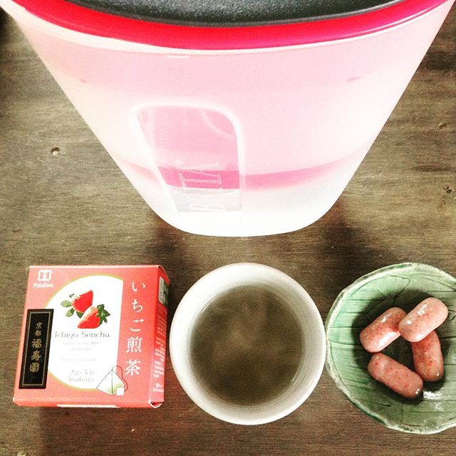 都合により被せてます。 #いちご #煎茶 #チョコ #お茶の時間 (Instagram)