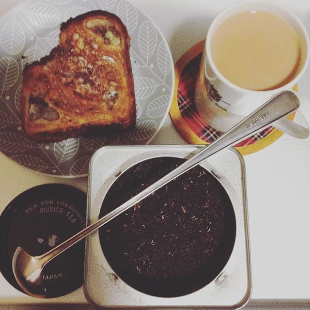 戻ってきたティーメジャー。ティーキャディーの北東、南東、南西、北西に、印が出来てる。この長い柄で開け続けた証拠。 #teatime #musicatea #teameasure #DOJIMA #BREAKFAST が美味い (Instagram)