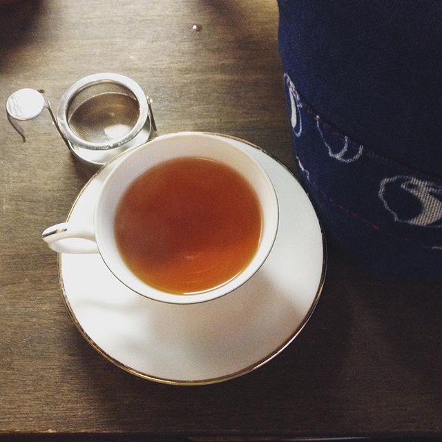 普通にポットだと弱かったので手鍋で軽く煮出してやった紅茶。おいしさを追求(*^^*) #teatime #種ノ箱 #ティーコージー は #河内木綿 (Instagram)