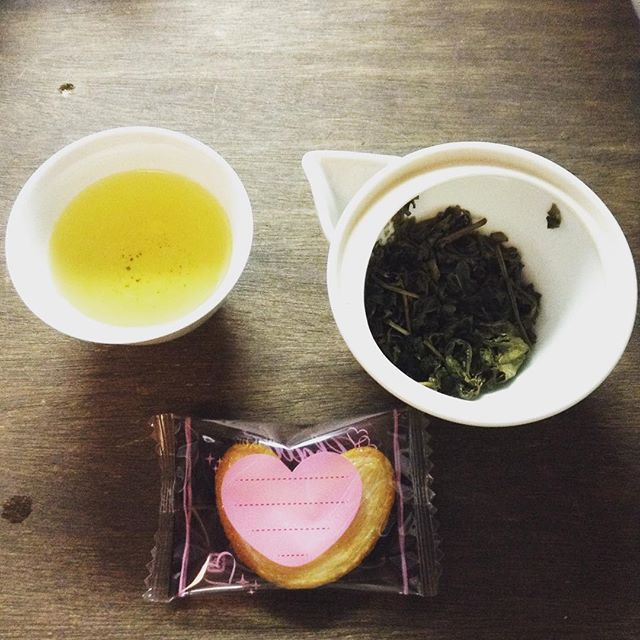 美味しいとオモエル身体と心に感謝〜♪ この釜炒り茶には、塩っぽいチョコが似合う(*^^*) #種ノ箱 #釜炒り茶 #柴本茶 #お茶の時間 (Instagram)