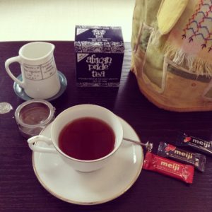 東アフリカのタンザニア紅茶「アフリカンプライドティー」とmeijiのチョコ(ビター、ミルク、ハイミルク)