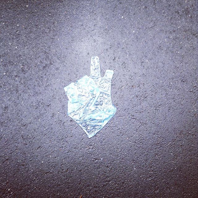 朝に雨がザッと降って、残されたもの。ピースまで、あと少し。 #大阪市 #空堀町 (Instagram)