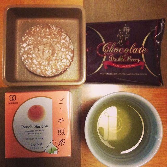 ダブルベリーにピーチで甘いあまい取合せ。水面に映る輪っかが不思議。お茶の花言葉は「あなたに夢中」。あなたは誰？ #お茶の時間 (Instagram)