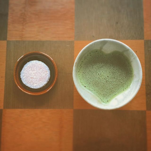 薄紅の季節が過ぎる変わり目に免許皆伝春よこいこい #お茶の時間 #短歌 #末富 #うすべに #卒業式 (Instagram)