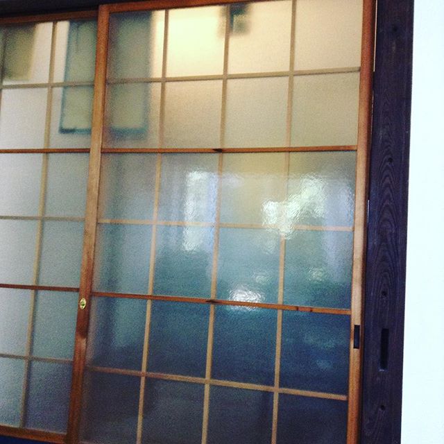 外の壁の蔦が風で揺れる。ぼやけて映った絵に暫し見惚れる。#種ノ箱 (Instagram)