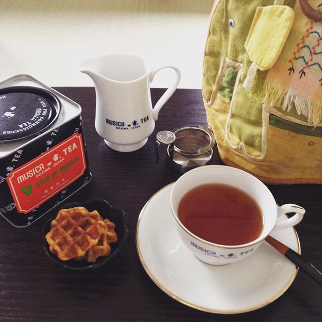 大衆紅茶屋とティーハウスムジカ堂島店は謳っていました。日常的に紅茶を飲んでほしいという想いが込められていたように思います。 スターオブベンガル、アッサムCTCと同じく日常使いにできるリーズナブルなミルクティー向きの紅茶。ティーコージーは、堂島店で使い込まれたお下がり。最初はたぶん綿がしっかりして少し固かったろうに、今じゃめちゃふにゃふにゃです。 あなたのティーハウスムジカ堂島店との思い出は、何ですか?よかったら聞かせてください。 大阪の伝説の老舗紅茶屋さん「ティーハウスムジカ堂島店」について、おしゃべりする茶話会を開きます!ムジカの紅茶飲んだことあるけれど、どういうとこだったの?とか一回しか行ったことないけれど、何があったの?とかを話すゆる~いお茶会です。4/30(日)午前午後の2部制、どちらも同じ内容です。2013年まで大阪堂島にあったティーハウスムジカ。今は、芦屋に移転されて茶葉販売を中心にムジカティーとして営業を続けておられます。ムジカの紅茶を飲みながら、元店員(アルバイト)と元常連を中心に参加者の皆さんでティーハウスムジカのことを語りたいと思います。場所: 大阪市天王寺区空堀町11-8、露地再生複合施設 宰(つかさ)、2F 「種ノ箱」日時: 4/30(日) 10:00-12:00(午前の部)、 14:30-16:30(午後の部)。参加費:2000円。※ムジカのティーコージー(ポットカバー、保温帽)を持ってきていただいた方は、100円割引。募集人数:8名限定(主催者のぞく)お申込みはメールで、takiho@chaai.info までお送り下さい。#ティーハウスムジカ #堂島 #紅茶 #ティーコージー #大衆紅茶屋 (Instagram)