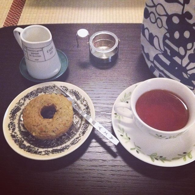 ちょっとした発見♪。。紅茶のドーナツは粒々のアールグレイのお茶っ葉が入ってて。アッサムティーでミルクのないときの方が香りがして、ミルクを入れると香りがやさしくなった。 #紅茶 の #ドーナツ #ミルク の #うむ #お茶の楽しみ方 (Instagram)