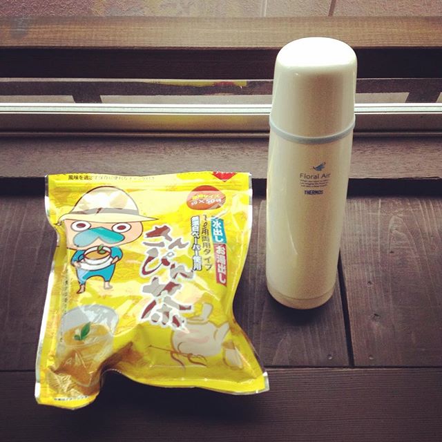 「くすっ。水筒のお茶って、どんなお茶でも入りますよね。」今日は、さんぴん茶(*^^*) (Instagram)
