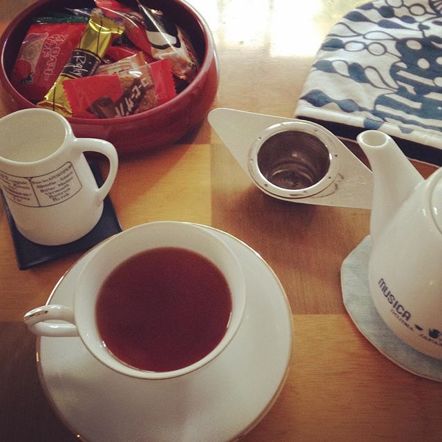 朝だから堂島ブレックファースト。野外でお茶いれるより、ウチの中は快適だけど、気持ち良さが違いそう。 (Instagram)