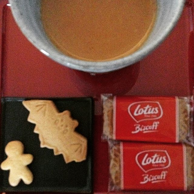 おっ、シナモンとジンジャーでチャイできるやん！クッキーから着想して、シナモンジンジャーチャイ♪お茶っ葉はプライドオブスリランカ。 (Instagram)