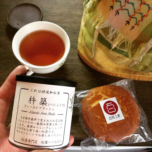 くれはさんの杵築紅茶べにふうきと、米粉のマドレーヌ。とっても似合ってた。ごちそうさま。 #種ノ箱 #お茶が嬉しい #和紅茶 #杵築紅茶 #べにふうき #米粉 #マドレーヌ (Instagram)