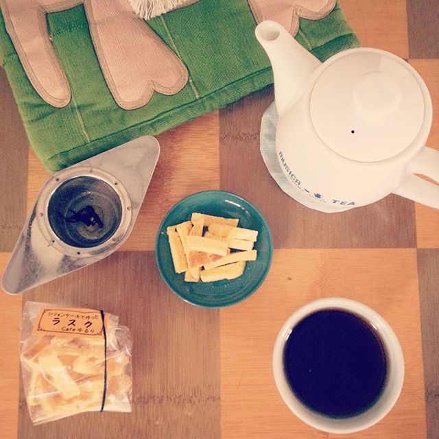 シフォンのラスクはやさしく、紅茶のやまなみはやわらかくあおい。リスタートの日、サンキュ！ #種ノ箱 #南山城村 #Cafeゆるり #宮﨑茶房 (Instagram)