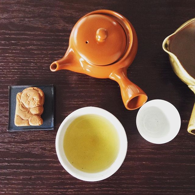 邪魔やな蹴飛ばしたろぉおもたけど ここは一息背中伸ばそう #お茶の時間 #煎茶 #狸のぽんぽこりん #信楽名物 (Instagram)