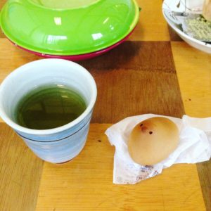 妹の差し入れのひよこと玄米茶。そうめんが奥。