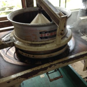 揉捻機。お茶の葉っぱを揉みます。