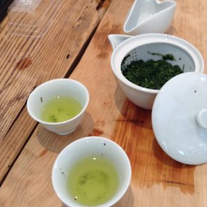 かぶせ茶を淹れてる様子。