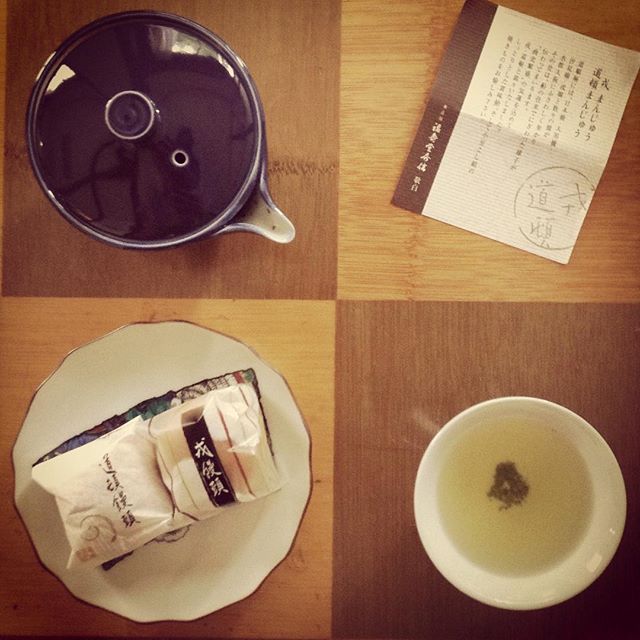 餡は、どっちにします？小倉こし餡と黄味餡。お茶は、どうしよかな〜(^^) #お茶の時間 #饅頭 #和菓子 #おいしい #たのしい (Instagram)