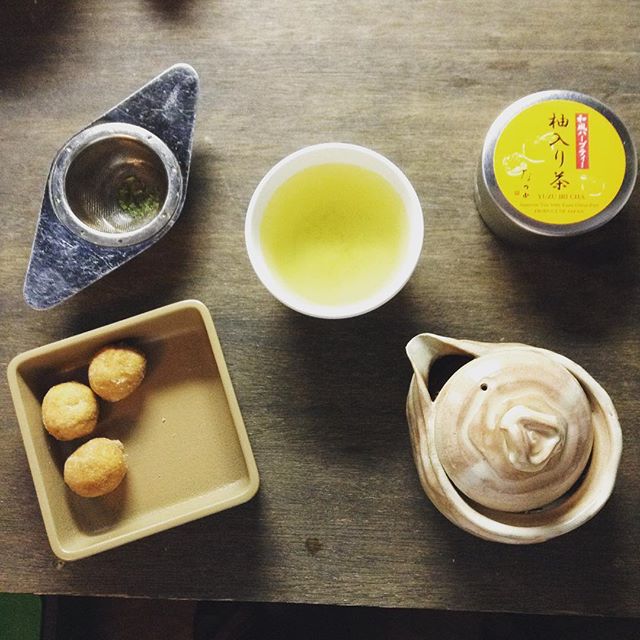 一人の為のの狙い澄ましたお茶と、集まった人みんなのお茶、遊びの幅にドキドキ(*^^*) #雨の日コーデ #お茶の時間 #柚入り茶 (Instagram)