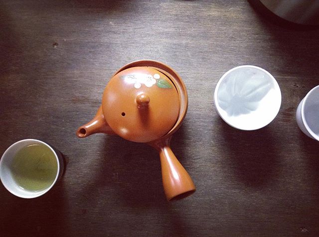 お茶を淹れるとき、ふと、、してしまってます。カウントダウン。いつもより早く、いつもより遅く、いつもとおんなじで。あ、だいたいは煎茶の場合でしょうか〜 (Instagram)