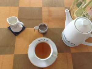 ティーコジーをポットから外して、ティーカップに紅茶を注いだ直後。