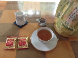 ポットが冷めないように、ティーコジーをポットにかぶせます。