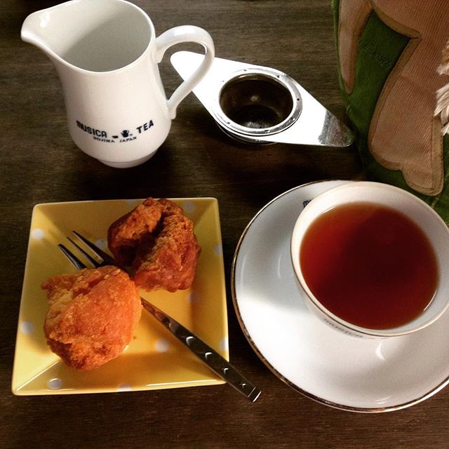 「安定のおいしさやな」実家の紅茶、ラグジュアリーセイロン。 この組み合わせ、最高〜♪ #ムジカティー #セイロンティー #沖縄のお菓子 #サーターアンダーギー #teatime (Instagram)