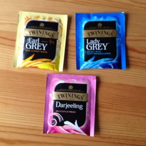 TWININGの一袋ティーバッグたち。左上:Earl GREY。右上:Lady GREY。下:Darjeeling。