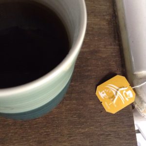 朝日焼の大きい湯呑みと、ティーバッグのタグ。