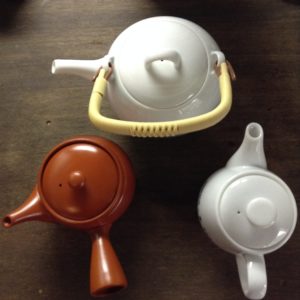 上がツルのある土瓶の急須。右下は、後ろ手のポット。左下は、右利き用の横手持ちの急須。