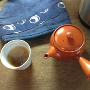 大き目の急須から湯飲みにお茶を注ぐ。ちょっと取っ手、熱くなってました。