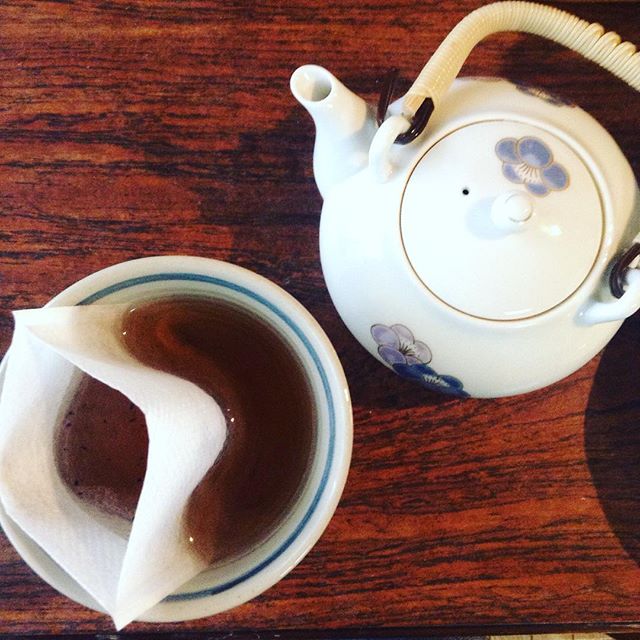 粉々の舌触りはいや、ということで解消(^^) ちょっとした工夫で快適(*^^*) #ほうじ茶 #最後 #粉々 #解消 (Instagram)