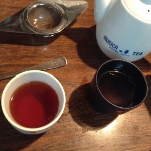 実家で紅茶を淹れました。実家のティーメジャーはくすんでます。