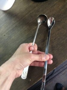 ティーメジャーとカクテル用のバースプーン